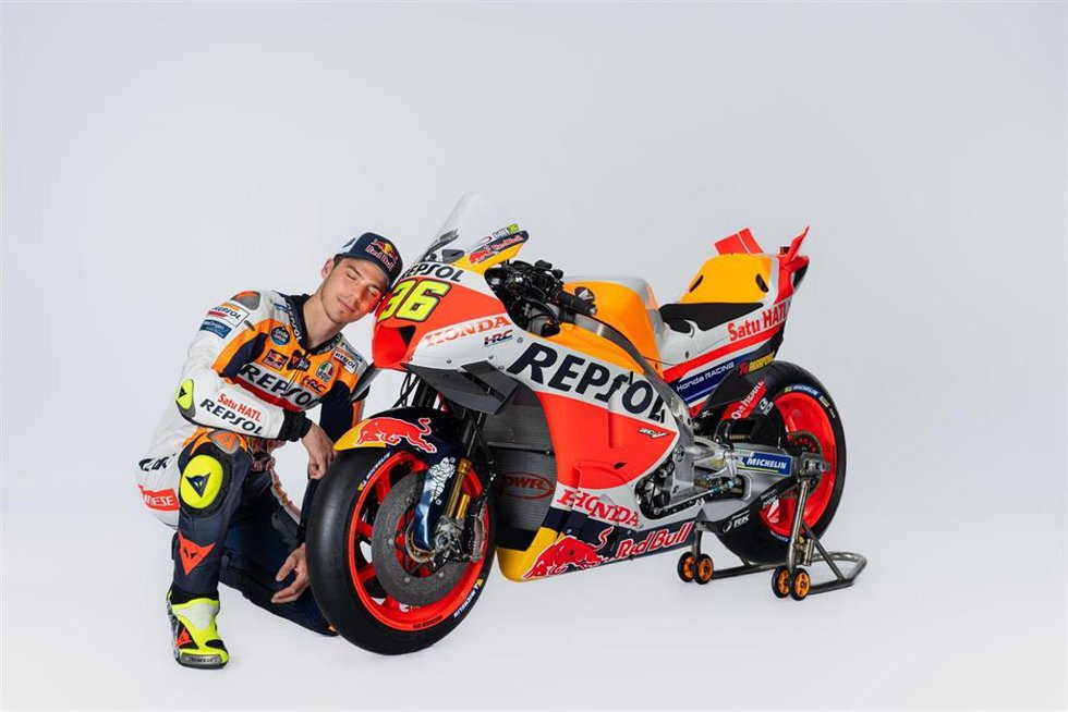 Joan Mir, junto a la RC213V 2023, como nuevo piloto del Repsol Honda Team.