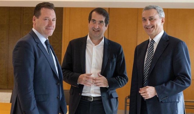 El director regional de banca de empresas y corporativa de BBVA Catalunya, Francisco Pla; el country manager de BBVA España, Peio Belausteguigoitia, y el director territorial de BBVA Catalunya, José Ballester.
