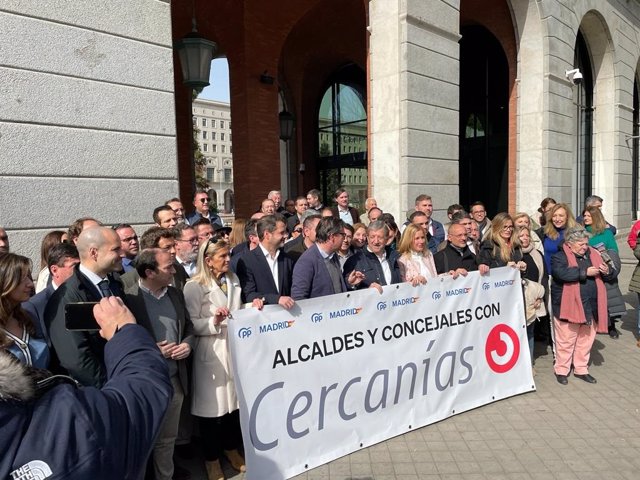 El secretario general del PP de Madrid, Alfonso Serrano (7d), asiste a una concentración por la falta de inversión en Cercanías por parte del Gobierno, a 22 de febrero de 2023, en Madrid (España).