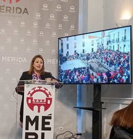 La delegada de Festejos del Ayuntamiento de Mérida, Ana Aragoneses, en rueda de prensa para hacer balance del Carnaval Romano 2023