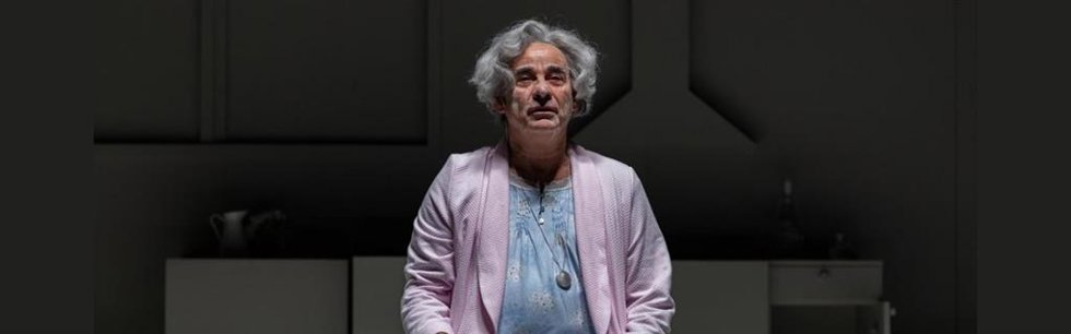 El actor Eduard Fernández encarna un personaje de una obra teatral, en una foto de archivo.