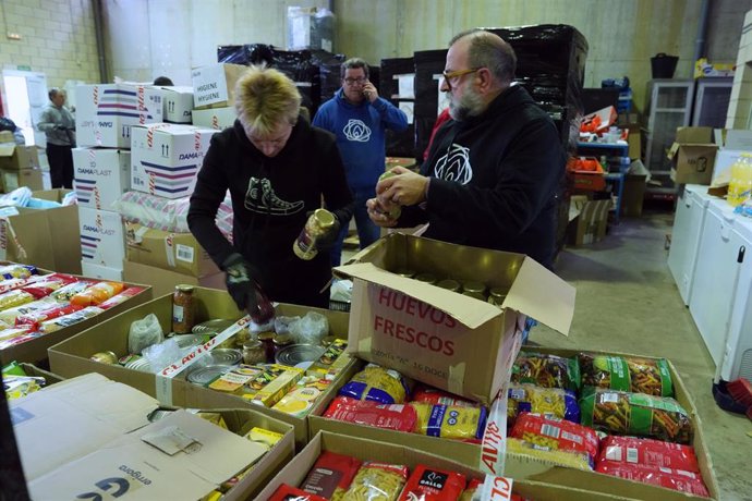 Voluntarios de la ONG Zaporeak preparan cajas para enviar 30.000 kilos de alimentos a los afectados de los terremotos del 6 de febrero en Siria y Turquía, a 22 de febrero de 2032, en San Sebastián, Gipuzkoa, País Vasco