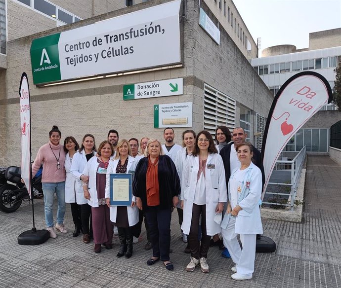 Visita de la delegada de Salud y Consumo de la Junta, Manuela Caro, al Centro de Transfusión, Tejidos y Células (CTTC) de Huelva.