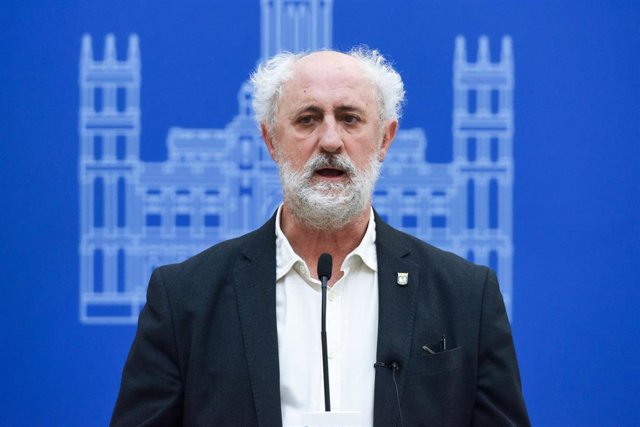 El concejal del Grupo Mixto y miembro de Recupera Madrid Luis Cueto, ofrece declaraciones a los medios a su llegada a un acto de recibimiento a los integrantes de la Alegre Cofradía del Entierro de la Sardina