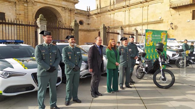 Virginia Barcones junto con los nuevos vehículos en la plaza de la Catedral de Zamora.