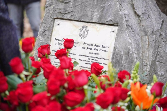 Flores depositadas en el monolito dedicado al dirigente socialista vasco Fernando Buesa asesinado por la banda terrorista ETA, en los Jardines de la Libertad, en una ofrenda floral, a 22 de febrero de 2023, en Vitoria-Gasteiz, Álava, Euskadi (España).