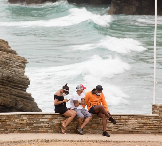 Archivo - Ciudadanos en la playa de Las Catedrales, en la comarca gallega de A Mariña (Lugo), que estará cerrada durante cinco días tras declararse un brote de coronavirus que afecta a más de un centenar de personas, a 5 de julio de 2020.
