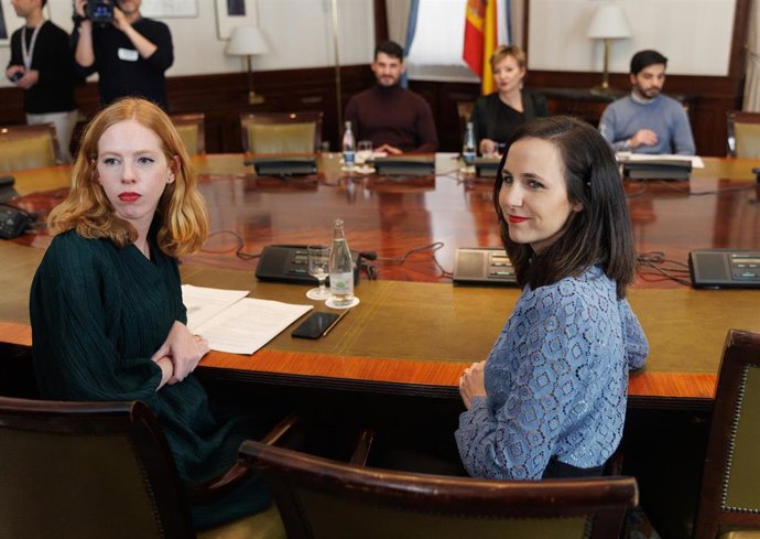 La secretaria de Estado para la Agenda 2030, Lilith Verstrynge (i) y la ministra de Derechos Sociales y Agenda 2030, Ione Belarra (d), durante una reunión con la secretaria general Unión de Asociaciones de Trabajadores Autónomos y Emprendedores (UATAE),