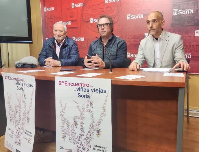 De izda a dcha, Bárez, Sourdais y Ligero presentan el II Encuentro con las Viñas Viejas de Soria.