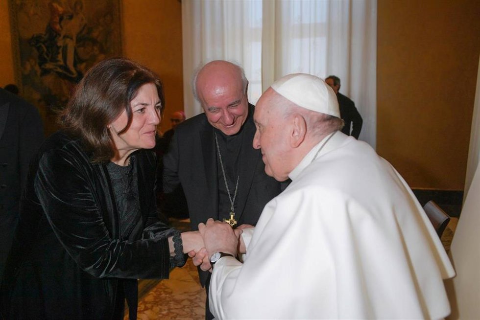 María Dolores García Mascarell conversa con el Santo Padre en presencia de monseñor Vincenzo Paglia, presidente de la Pontificia Academia para la Vid
