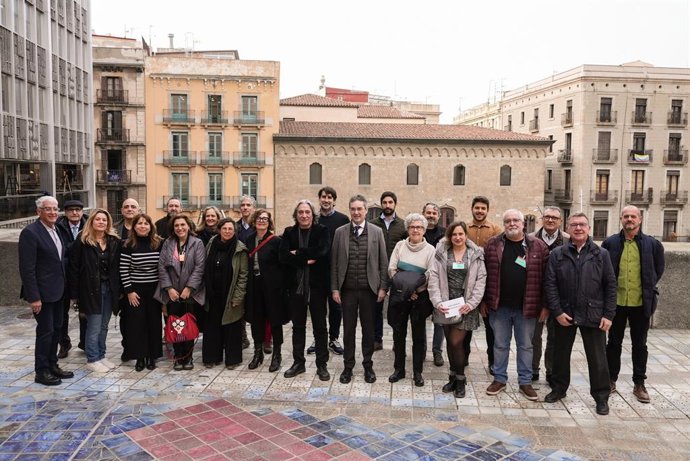 El regidor de Turisme i Indústries Creatives, Xavier Marcé, i el president del Consorci de Turisme, Eduard Torres, al costat de representants dels projectes socioculturals que participen en el programa 'Experincies de ciutat'.