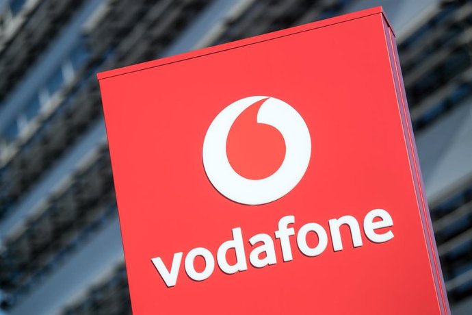 Archivo - Logo de Vodafone en la sede de la compañía en Alemania