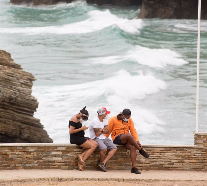 Archivo - Arquivo - Cidadáns na praia das Catedrais, na comarca galega da Mariña (Lugo), que estará pechada durante cinco días após declararse un brote de coronavirus que afecta a máis dun centenar de persoas, a 5 de xullo de 2020.