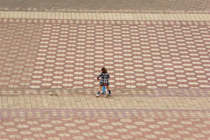 Archivo - Una niña en una plaza.