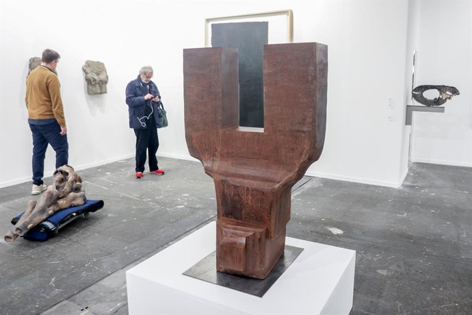 Obra 'Sin título' del escultor Eduardo Chillida, de 1,5 toneladas y un precio de 3,7 millones de euros, dentro de la galería vasca CarrerasMugica durante el día de la inauguración de ARCO, en Feria de Madrid IFEMA de Madrid, a 22 de febrero de 2023, en 