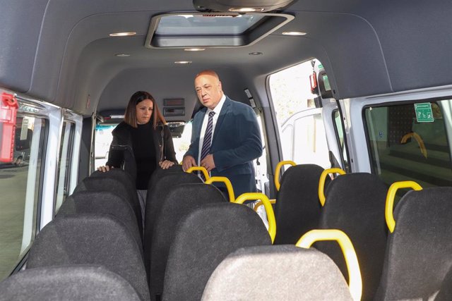 El presidente de la Diputación de Córdoba, Antonio Ruiz, visita el mini bus junto a la alcaldesa de Fuente Objeuna, Silvia Mellado.