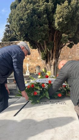 Bárez (izda) y Aceña depositan flores en homenaje.