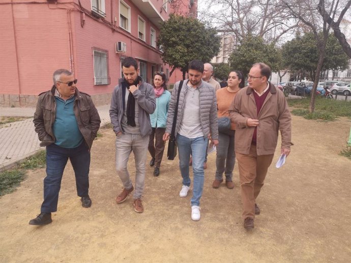 Ismael Sánchez, junto a Daniel González Rojas y Camino Morgaz, visitan los terrenos aledaños a la avenida de la Raza ante la reurbanización de los suelos del Puerto.