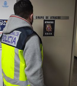 Archivo - Un agente del Grupo de Atracos de la Policía Nacional, de espaldas.