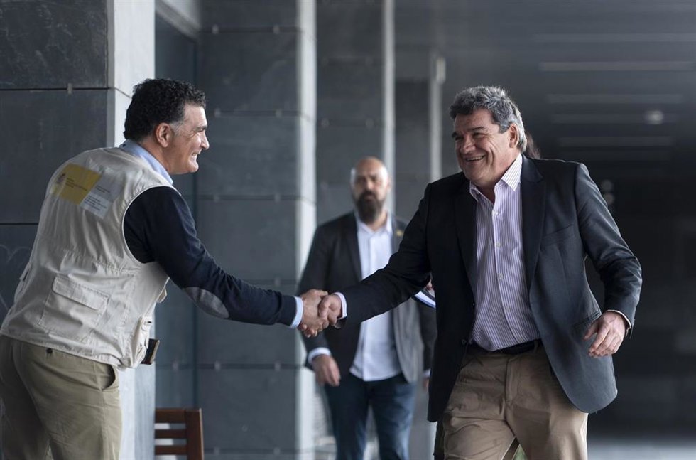 El ministro de Inclusión, José Luis Escrivá (dcha), saluda a un trabajador del Centro de Recepción, Atención y Derivación (CREADE) de Pozuelo, donde ha ofrecido una rueda de prensa para hacer balance del primer año de acogida de refugiados ucranianos