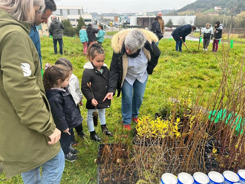 La alcaldesa de Gijón, Ana González, asiste a la plantación de árboles autóctonos en Somonte, en un acto simbólico de compensación de la huella de carbono generada por la I Fiesta del Cielo