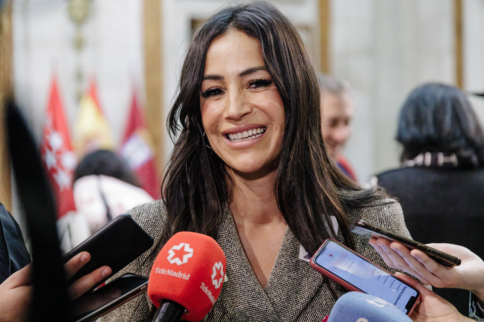 La vicealcaldesa de Madrid, Begoña Villacís, ofrece declaraciones a los medios durante un acto de recibimiento a los integrantes de la Alegre Cofradía del Entierro de la Sardina