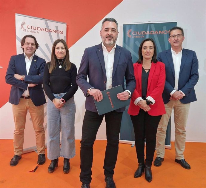 El nuevo presidente de CS en Andalucía, Andrés Reche, en primer término, rodeado del resto de integrantes del Comité Autonómico, este miércoles en Sevilla.