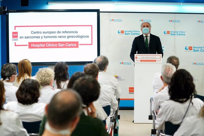 El consejero de Sanidad, Enrique Ruiz Escudero, ha visitado este miércoles este hospital público de la capital con motivo del primer aniversario de esta designación, otorgada por la ERN-EURACAN, Red Europea de Referencia en Cánceres de Adulto (Tumores S