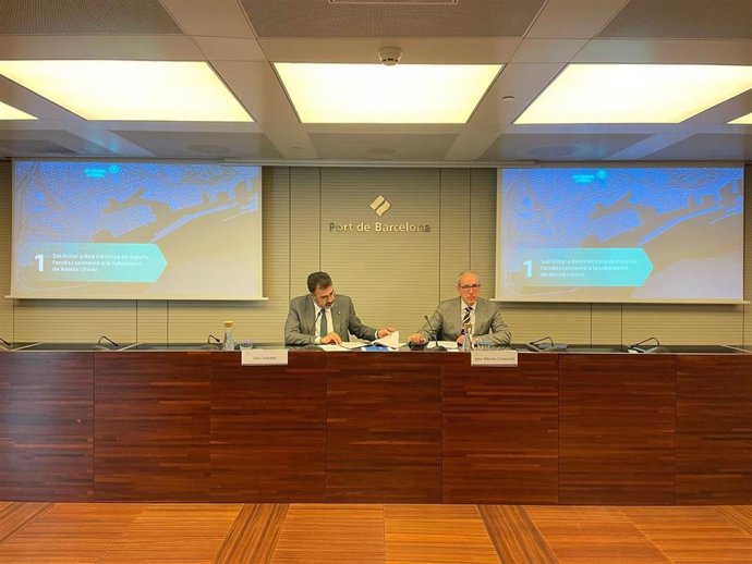 El presidente del Puerto de Barcelona, Lluís Salvadó, y el director general de la entidad, José Alberto Carbonell, en rueda de prensa