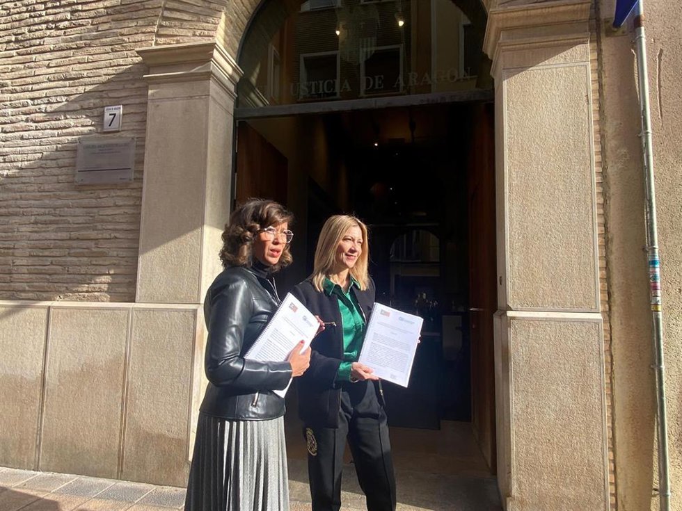 La portavoz del PP en las Cortes, Mar Vaquero, y la diputada Marián Orós, ante la sede del Justiciazgo