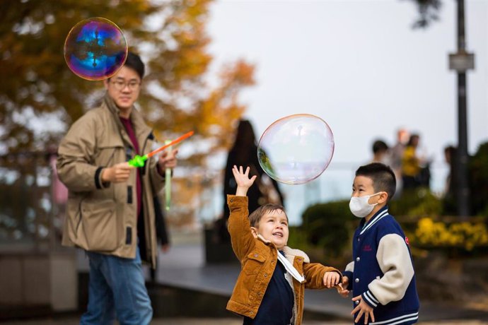 Archivo - Niños jugando en un parque en Seúl, en octubre de 2022