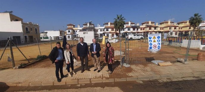 El presidente de la Diputación y el alcalde de Brenes visitan los proyectos ejecutados con fondos provinciales.