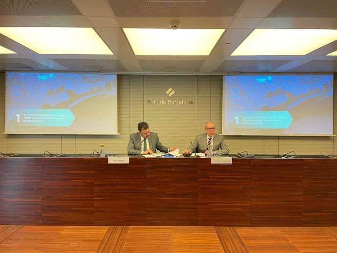 El presidente del Puerto de Barcelona, Lluís Salvadó, y el director general de la entidad, José Alberto Carbonell, en rueda de prensa