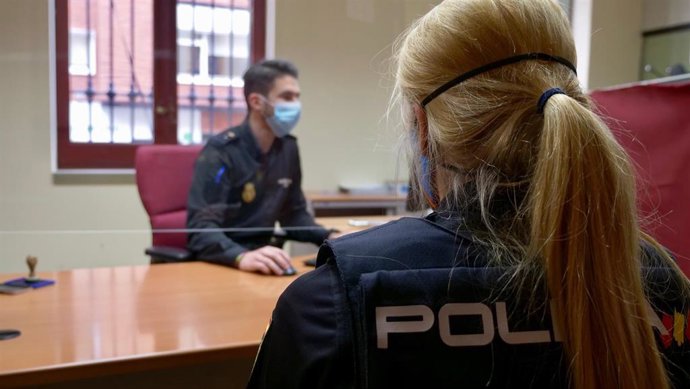 Archivo - Agentes de Policía Nacional en la Comisaría de Oviedo.