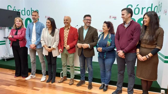 Hurtado (4 izda.), con otros miembros de la candidatura que encabeza.