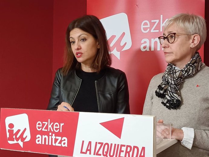 La eurodiputada de Izquierda Unida Sira Rego y la coordinadora de Ezker Anitza-IU en Gipuzkoa, Arantza González