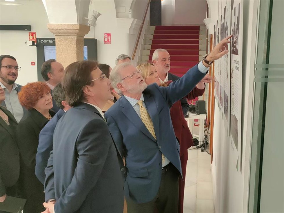 El expresidente extremeño Juan Carlos Rodríguez Ibarra señala, junto a Guillermo Fernández Vara, una de las portadas de la exposicionesdel Diario Hoy '40 aniversario del Estatuto de Autonomía. Extremadura, ayer, hoy y siempre'