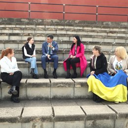 El presidente del Gobierno, Pedro Sánchez, mantiene un encuentro con un grupo de refugiados ucranianos que residen en España, un año después del inicio de la guerra.