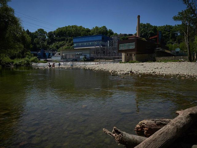 Bañistas en el río Arga de Pamplona en la fase 2 de la desescalada