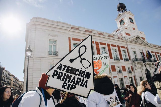 Una persona protesta con un cartel que reza 'Atención Primaria RIP' durante una concentración de médicos y pediatras de Atención Primaria en huelga, entre la sede de la Dirección General de Recursos Humanos del Servicio Madrileño de Salud (Sermas) y la se
