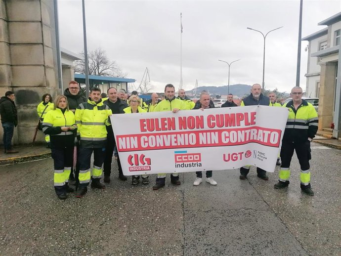 Traballadores de Eulen ás portas de Navantia nunha protesta.