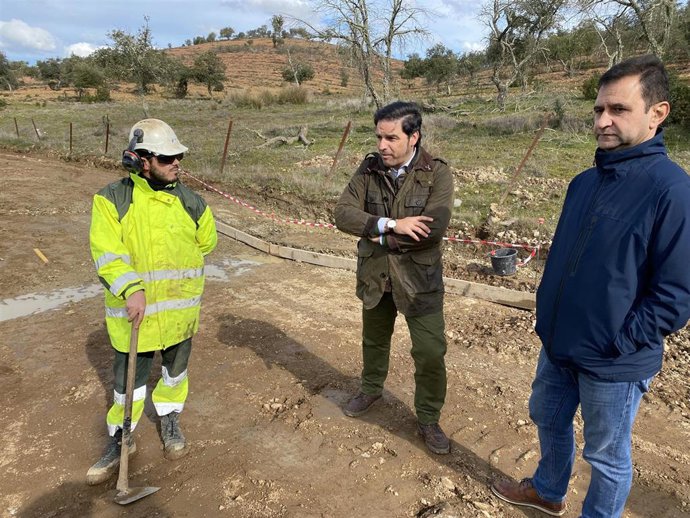 El delegado de Sostenibilidad, Medio Ambiente y Economía Azul de la Junta en Huelva, Pedro Yórquez, y el alcalde de Aroche, Antonio Muñiz, durante la visita a las obras de la Vereda de Portugal a Sevilla.