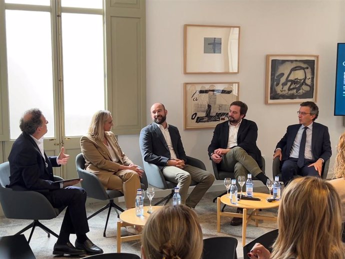 Encuentro organizado por CaixaBank y CBRE con referentes del sector hotelero en Baleares para debatir sobre la situación del mercado y las previsiones para 2023.