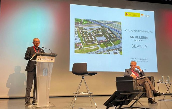 El director general de Sepes, Fidel Vázquez, presenta en Sevilla las claves del proyecto de regeneración urbana de los terrenos en desuso del Cuartel de Artillería.