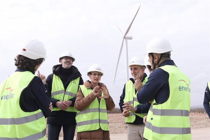 María Chivite durante su visita a la construcción de un complejo eólico de la empresa Enerfín en la Ribera Baja
