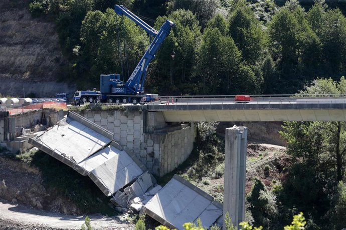 Archivo - Operarios y grúas trabajan tras el derrumbe del viaducto en la A6