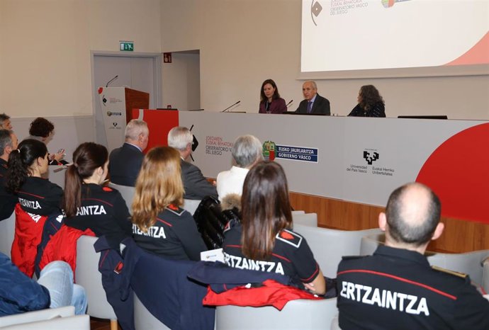Josu Erkoerka en la inauguración de la jornada "Mujer y Juegos de Azar", organizada por el Observatorio Vasco del Juego en el marco del "Día Internacional del Juego Responsable".