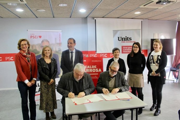 El candidato del PSC a la alcaldía de Lleida, Fliz Larrosa, y el coordinador del Círculo de Lleida de Units, David Pmpols, tras firmar el acuerdo para concurrir juntos en las municipales
