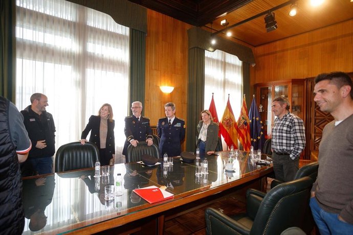 Reunión con el director técnico de La Vuelta, Fernando Escartín, y otros miembros de la organización. Ha asistido la consejera municipal de Servicios Públicos y Movilidad, Natalia Chueca, y la consejera municipal de Infraestructuras, Patricia Cavero.