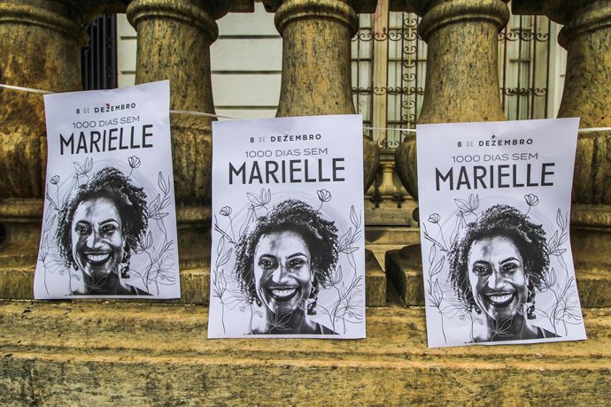 Archivo - 08 December 2020, Brazil, Rio de Janeiro: Portraits of late councilwoman Marielle Franco hang from a balcony of the City Hall of Rio de Janeiro during a protest held by International Amnesty and Marielle Franco Foundation activists to commemor